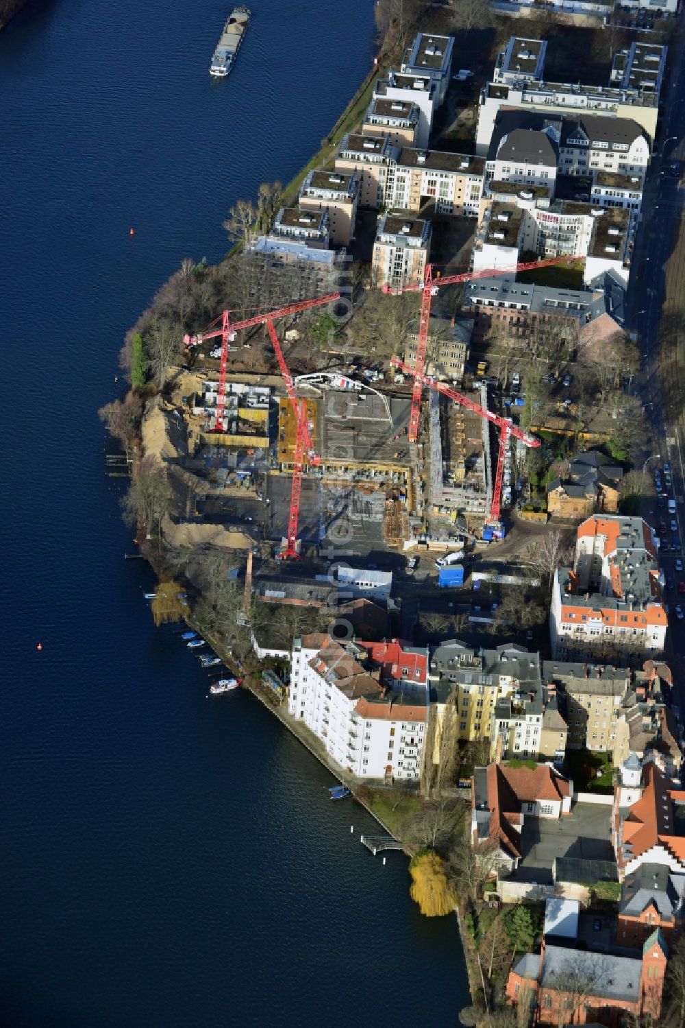 Berlin Köpenick from above - Construction site for new residential construction of RESIDENTIAL QUARTER UFERKRONE at the riverside at Linden Street in Berlin Koepenick