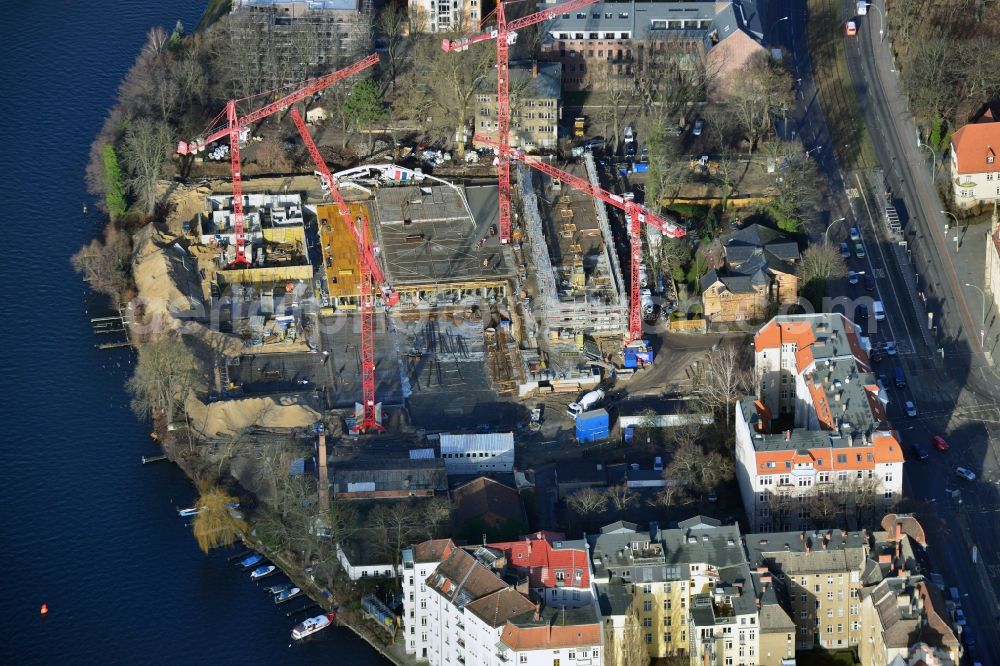 Berlin Köpenick from the bird's eye view: Construction site for new residential construction of RESIDENTIAL QUARTER UFERKRONE at the riverside at Linden Street in Berlin Koepenick