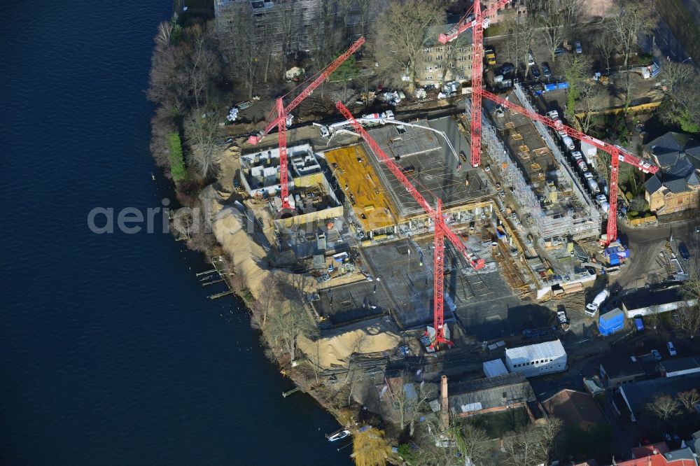 Berlin Köpenick from the bird's eye view: Construction site for new residential construction of RESIDENTIAL QUARTER UFERKRONE at the riverside at Linden Street in Berlin Koepenick