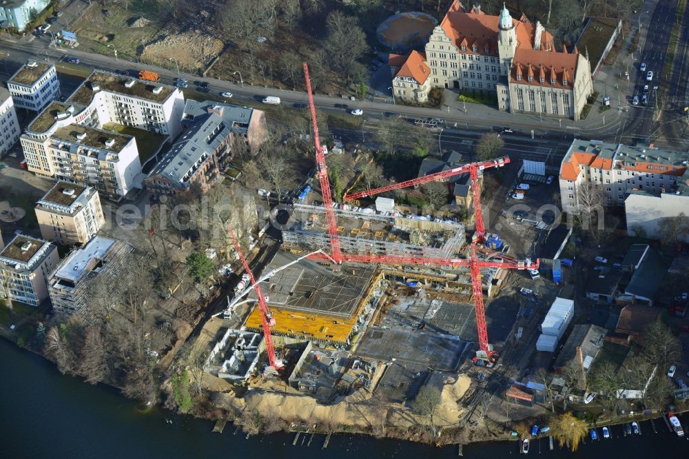 Berlin Köpenick from the bird's eye view: Construction site for new residential construction of RESIDENTIAL QUARTER UFERKRONE at the riverside at Linden Street in Berlin Koepenick