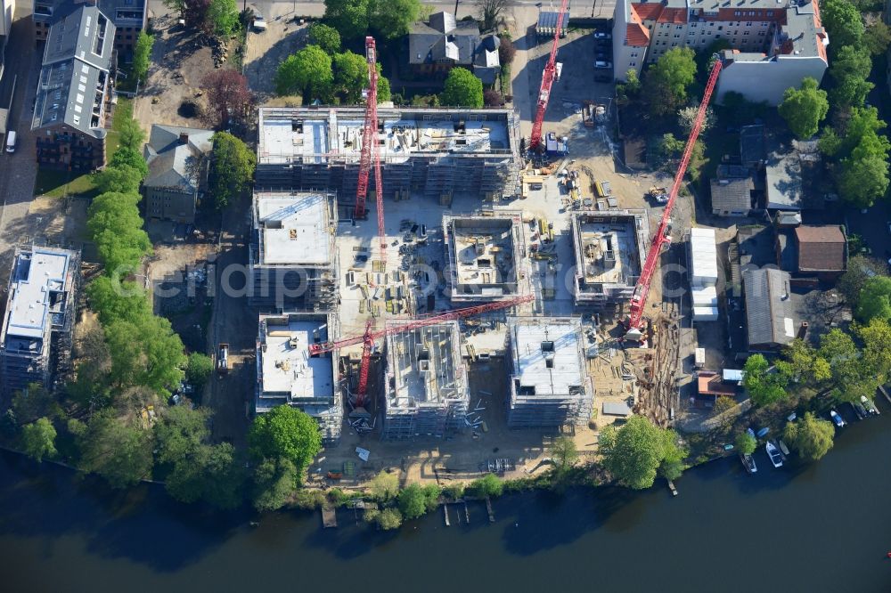 Aerial photograph Berlin - Construction site for new residential construction of RESIDENTIAL QUARTER UFERKRONE at the riverside at Linden Street in Berlin Koepenick