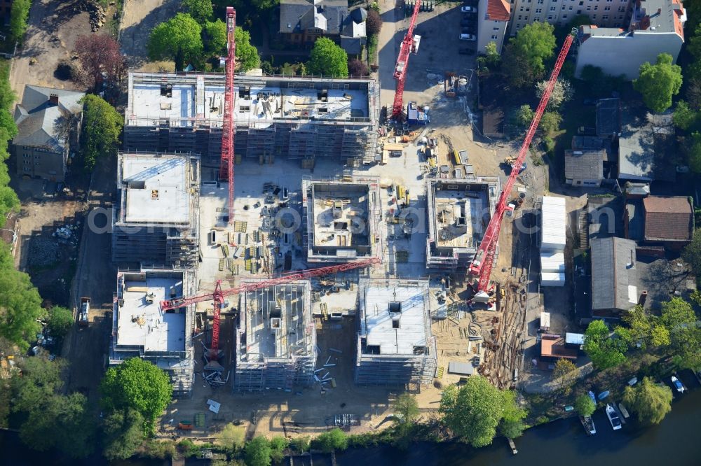 Berlin from the bird's eye view: Construction site for new residential construction of RESIDENTIAL QUARTER UFERKRONE at the riverside at Linden Street in Berlin Koepenick