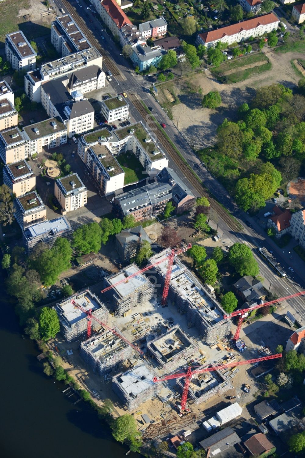 Aerial photograph Berlin - Construction site for new residential construction of RESIDENTIAL QUARTER UFERKRONE at the riverside at Linden Street in Berlin Koepenick