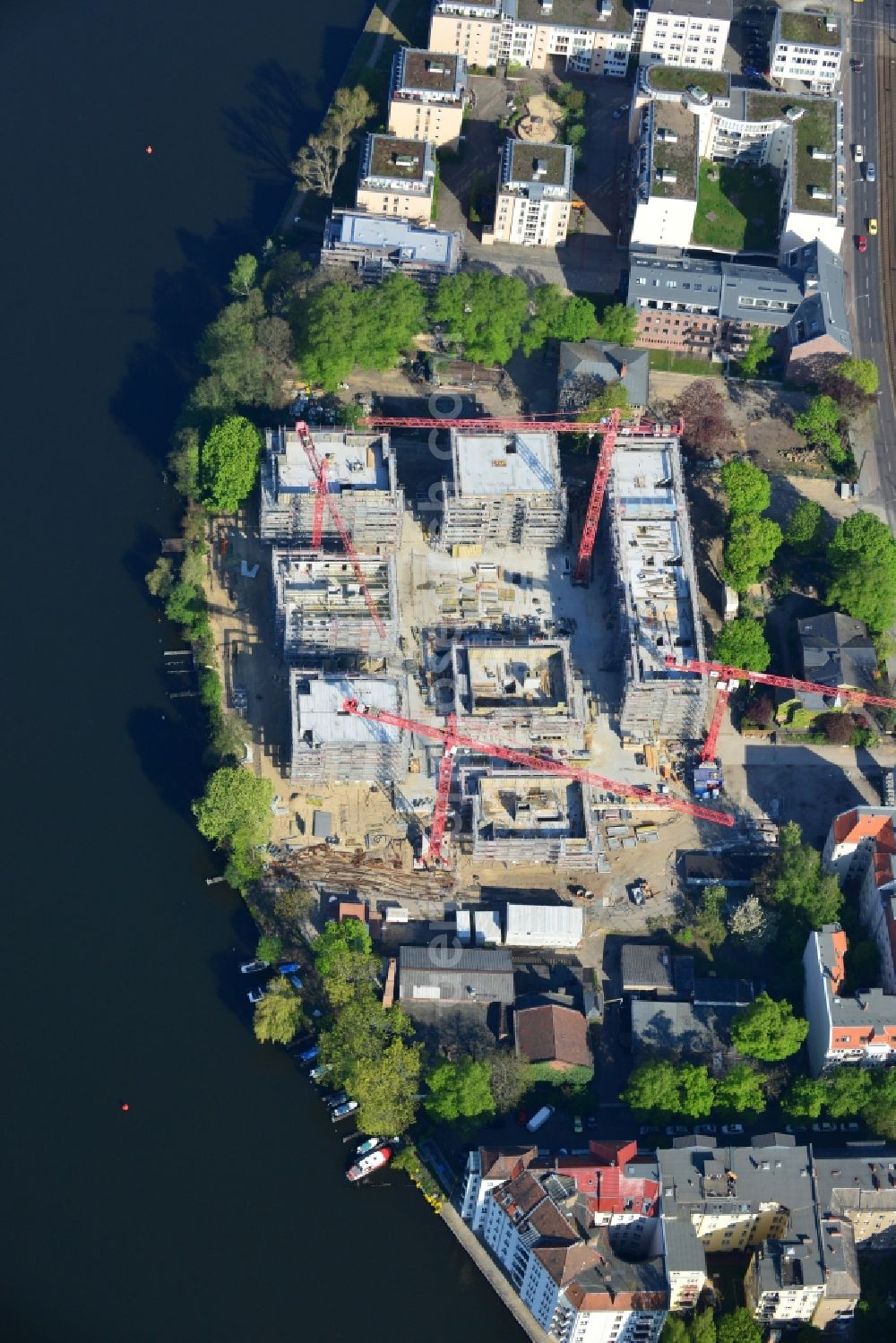 Berlin from the bird's eye view: Construction site for new residential construction of RESIDENTIAL QUARTER UFERKRONE at the riverside at Linden Street in Berlin Koepenick