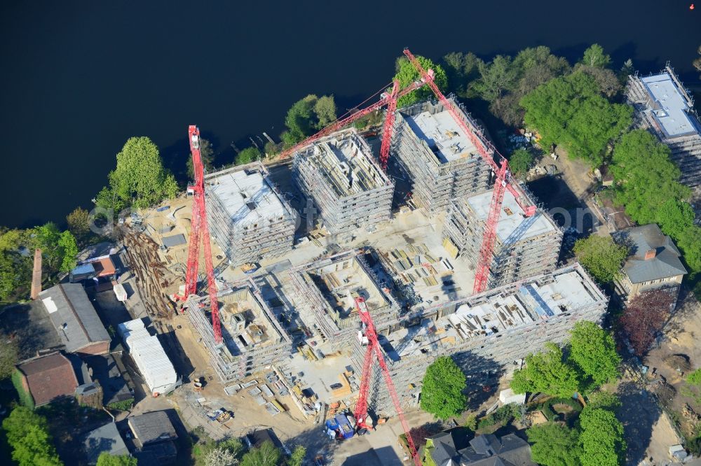 Aerial photograph Berlin - Construction site for new residential construction of RESIDENTIAL QUARTER UFERKRONE at the riverside at Linden Street in Berlin Koepenick