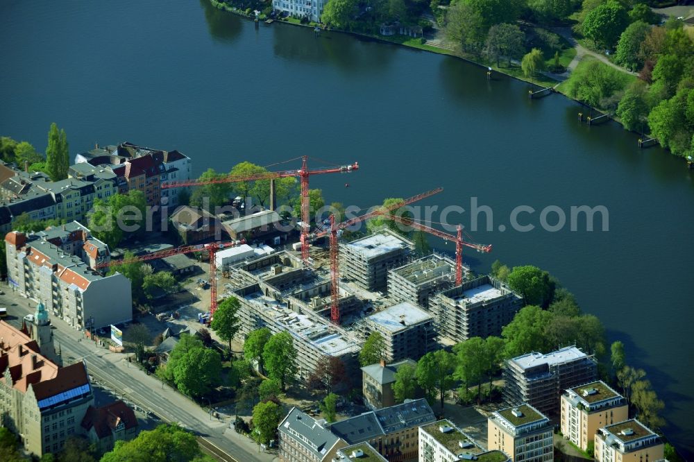 Berlin from the bird's eye view: Construction site for new residential construction of RESIDENTIAL QUARTER UFERKRONE at the riverside at Linden Street in Berlin Koepenick