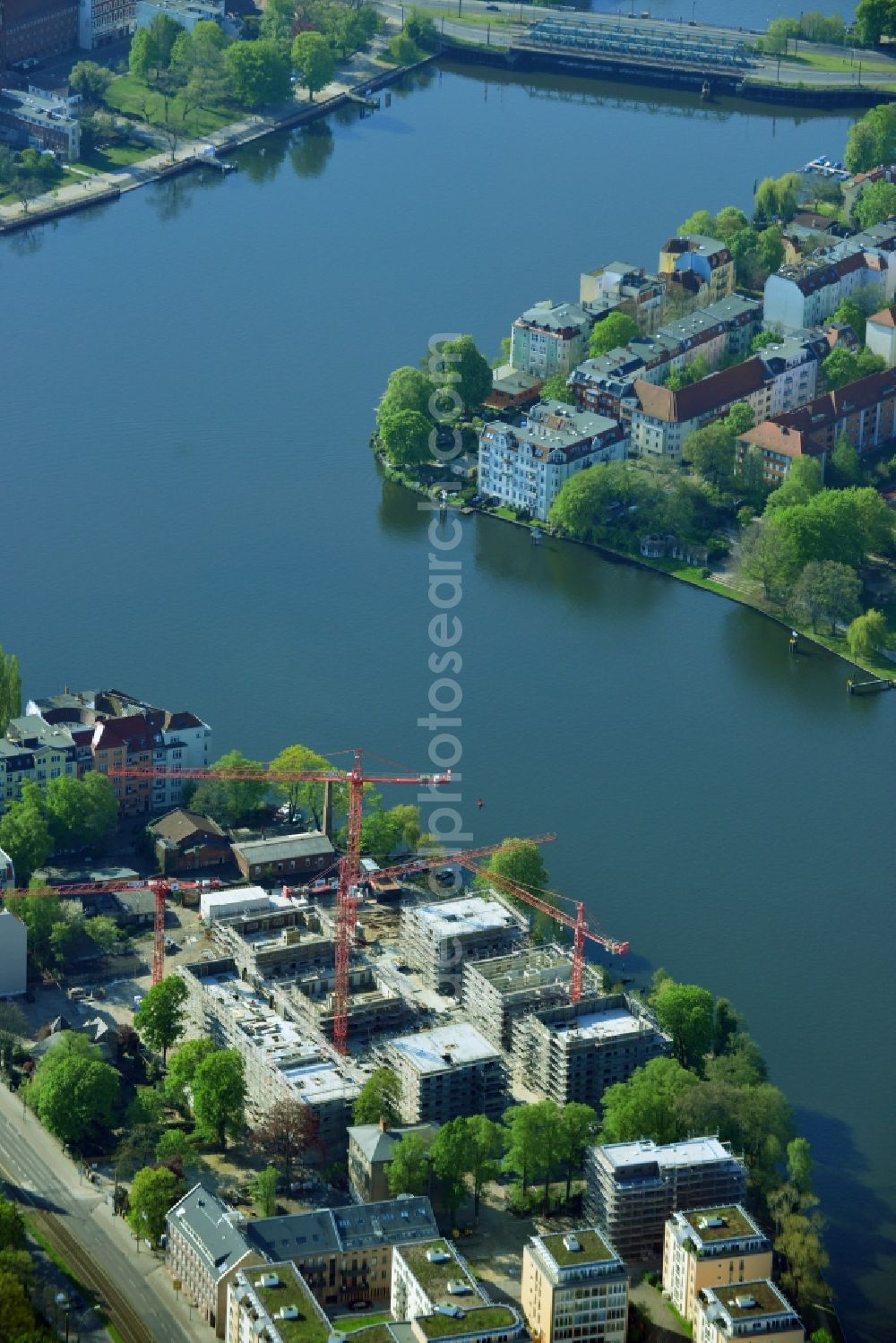 Aerial photograph Berlin - Construction site for new residential construction of RESIDENTIAL QUARTER UFERKRONE at the riverside at Linden Street in Berlin Koepenick