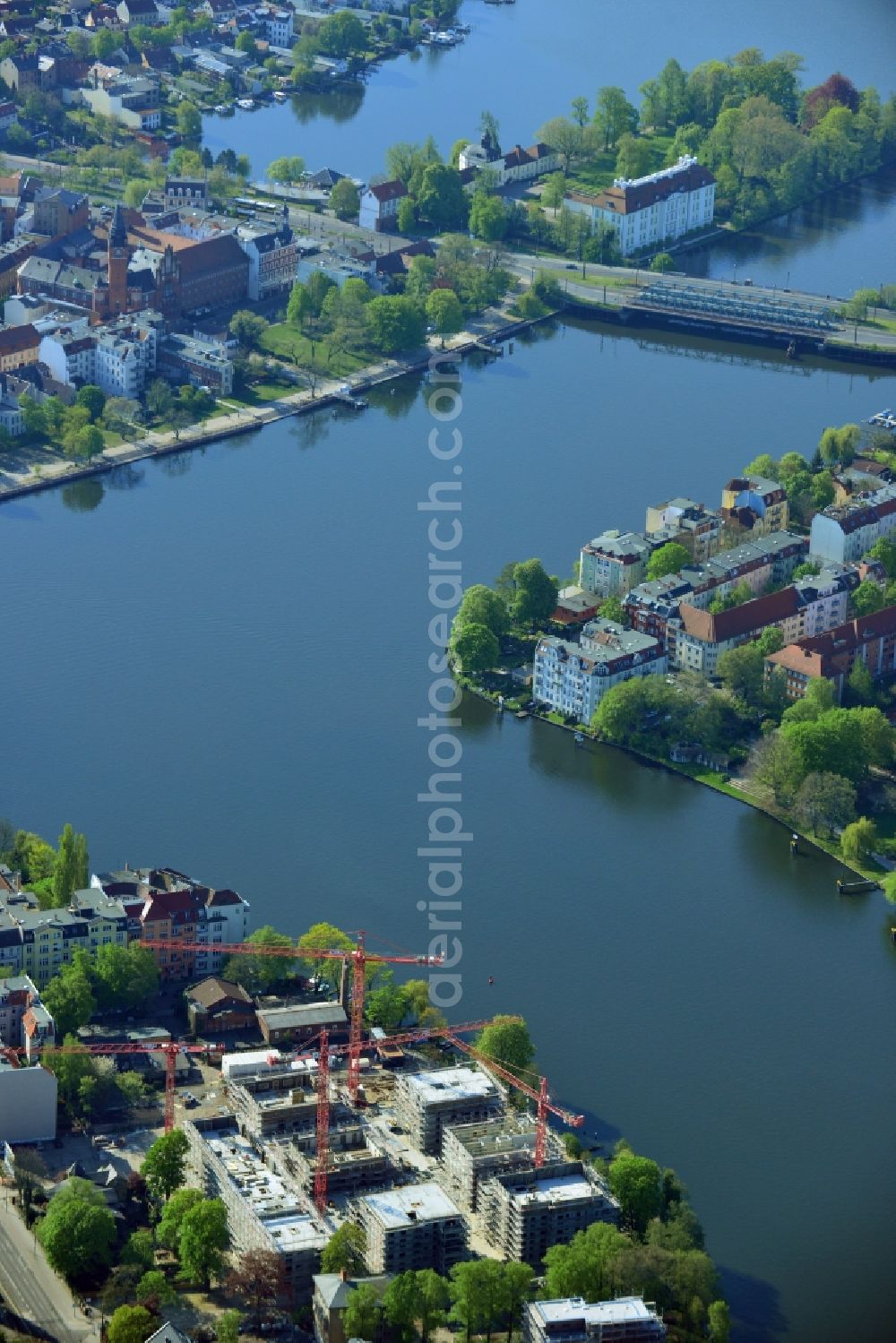 Berlin from the bird's eye view: Construction site for new residential construction of RESIDENTIAL QUARTER UFERKRONE at the riverside at Linden Street in Berlin Koepenick