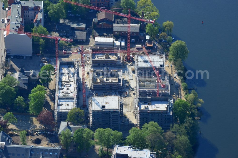 Aerial image Berlin - Construction site for new residential construction of RESIDENTIAL QUARTER UFERKRONE at the riverside at Linden Street in Berlin Koepenick