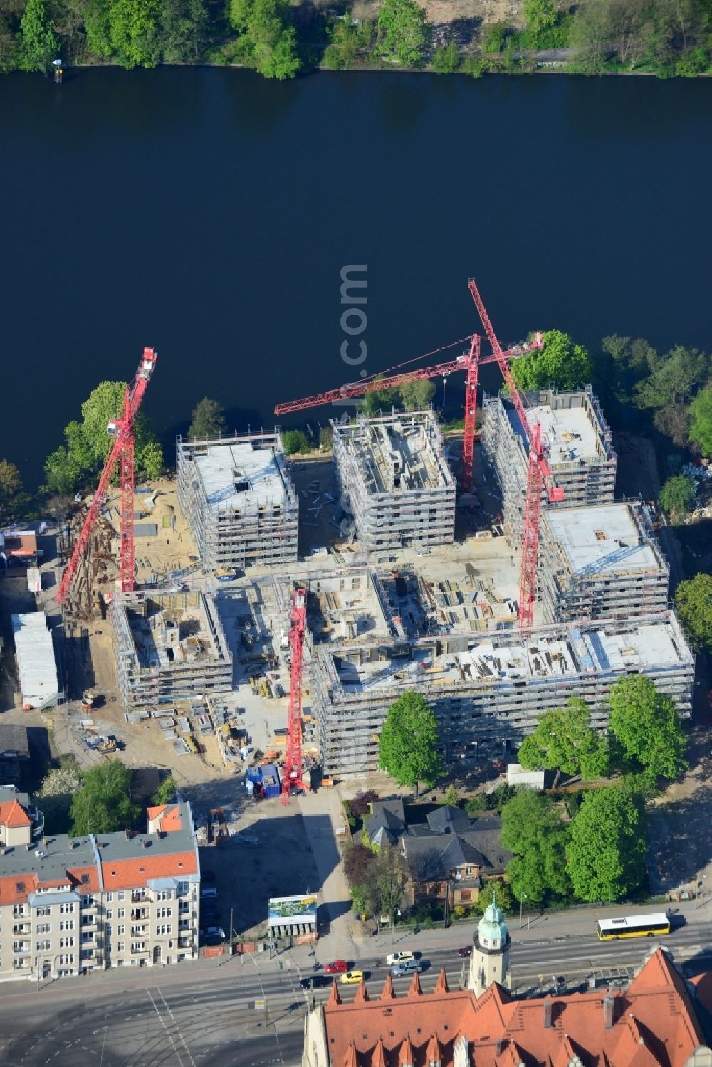 Berlin from the bird's eye view: Construction site for new residential construction of RESIDENTIAL QUARTER UFERKRONE at the riverside at Linden Street in Berlin Koepenick