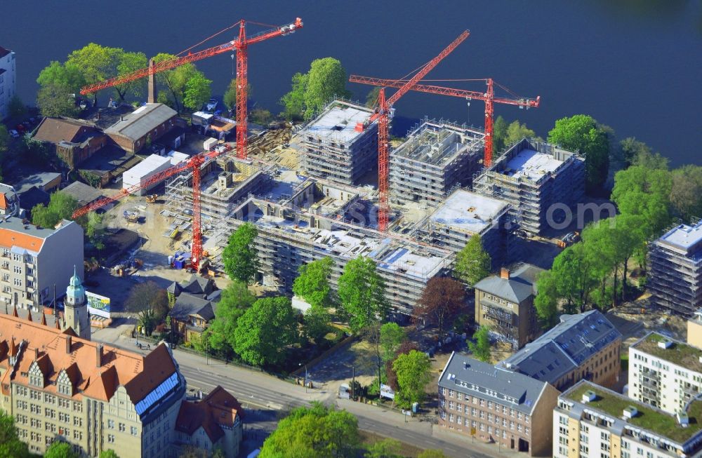 Berlin from the bird's eye view: Construction site for new residential construction of RESIDENTIAL QUARTER UFERKRONE at the riverside at Linden Street in Berlin Koepenick