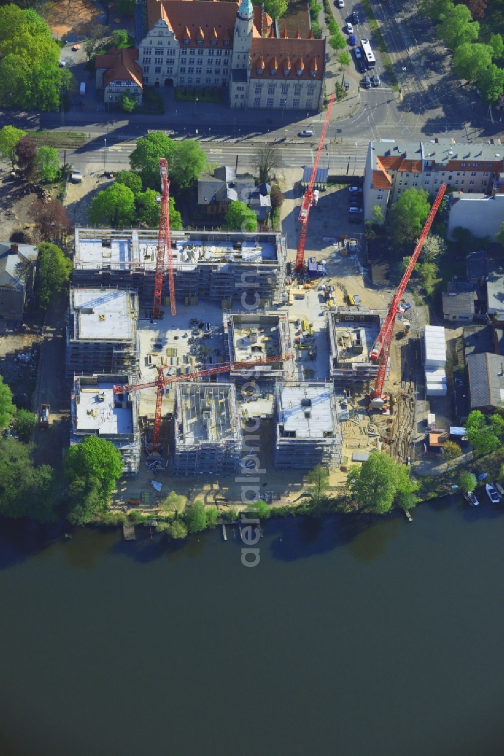 Berlin from the bird's eye view: Construction site for new residential construction of RESIDENTIAL QUARTER UFERKRONE at the riverside at Linden Street in Berlin Koepenick