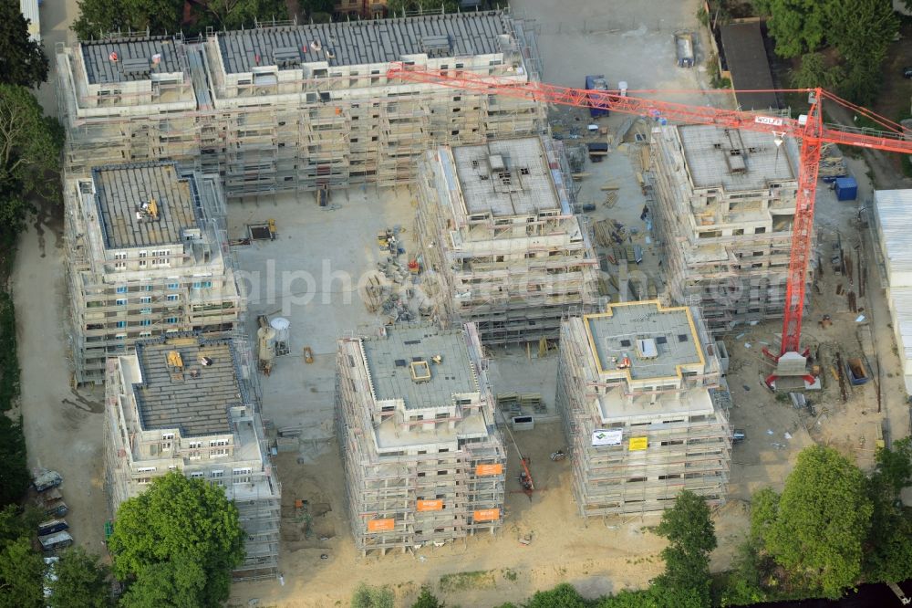 Berlin from the bird's eye view: Construction site for new residential construction of RESIDENTIAL QUARTER UFERKRONE at the riverside at Linden Street in Berlin Koepenick