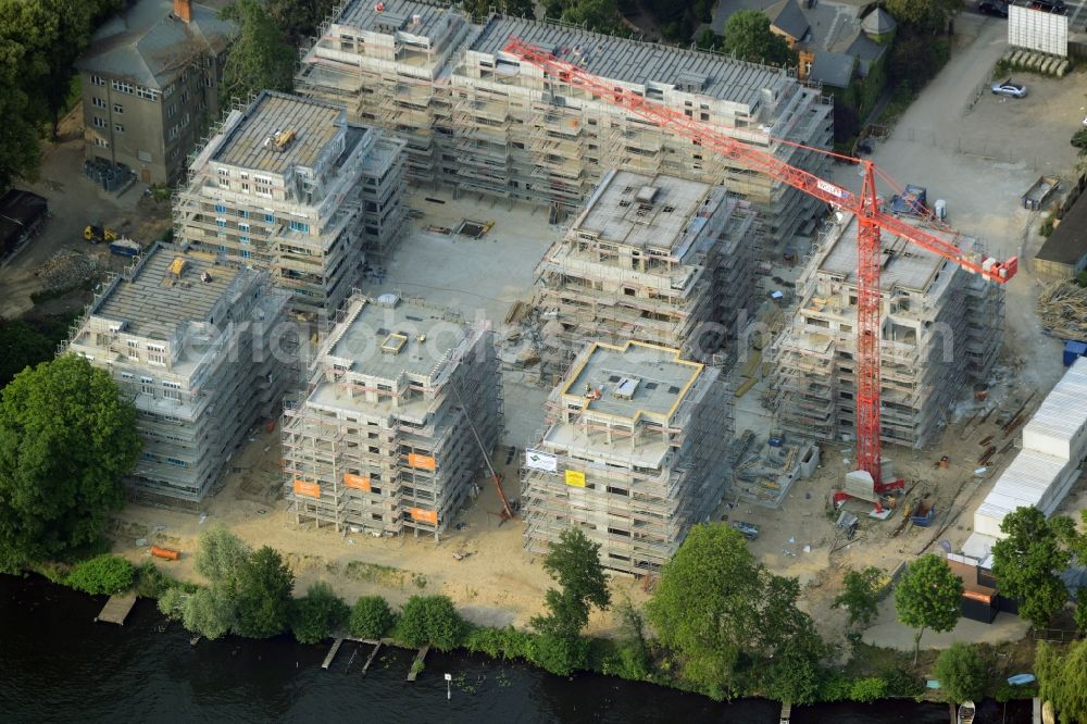 Berlin from the bird's eye view: Construction site for new residential construction of RESIDENTIAL QUARTER UFERKRONE at the riverside at Linden Street in Berlin Koepenick