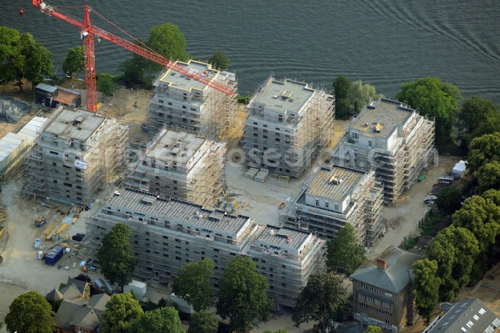 Berlin from the bird's eye view: Construction site for new residential construction of RESIDENTIAL QUARTER UFERKRONE at the riverside at Linden Street in Berlin Koepenick