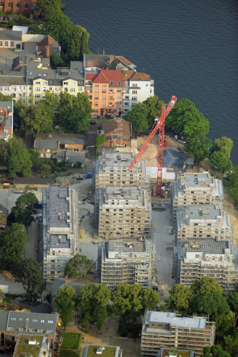 Aerial image Berlin - Construction site for new residential construction of RESIDENTIAL QUARTER UFERKRONE at the riverside at Linden Street in Berlin Koepenick