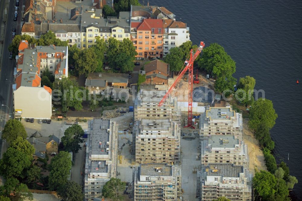 Aerial photograph Berlin - Construction site for new residential construction of RESIDENTIAL QUARTER UFERKRONE at the riverside at Linden Street in Berlin Koepenick