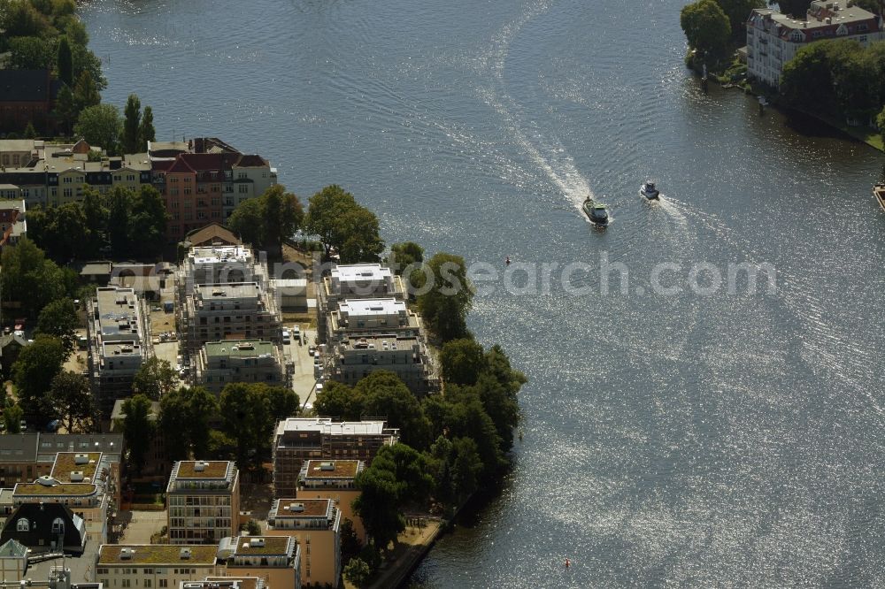 Berlin from the bird's eye view: Construction site for new residential construction of RESIDENTIAL QUARTER UFERKRONE at the riverside at Linden Street in Berlin Koepenick