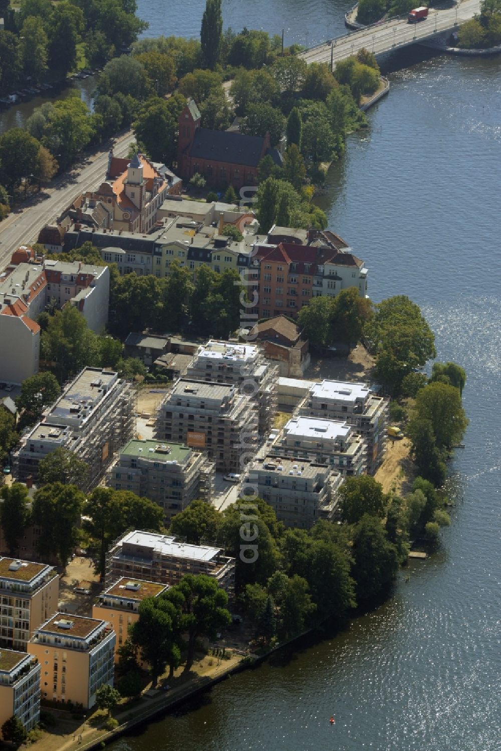 Aerial photograph Berlin - Construction site for new residential construction of RESIDENTIAL QUARTER UFERKRONE at the riverside at Linden Street in Berlin Koepenick