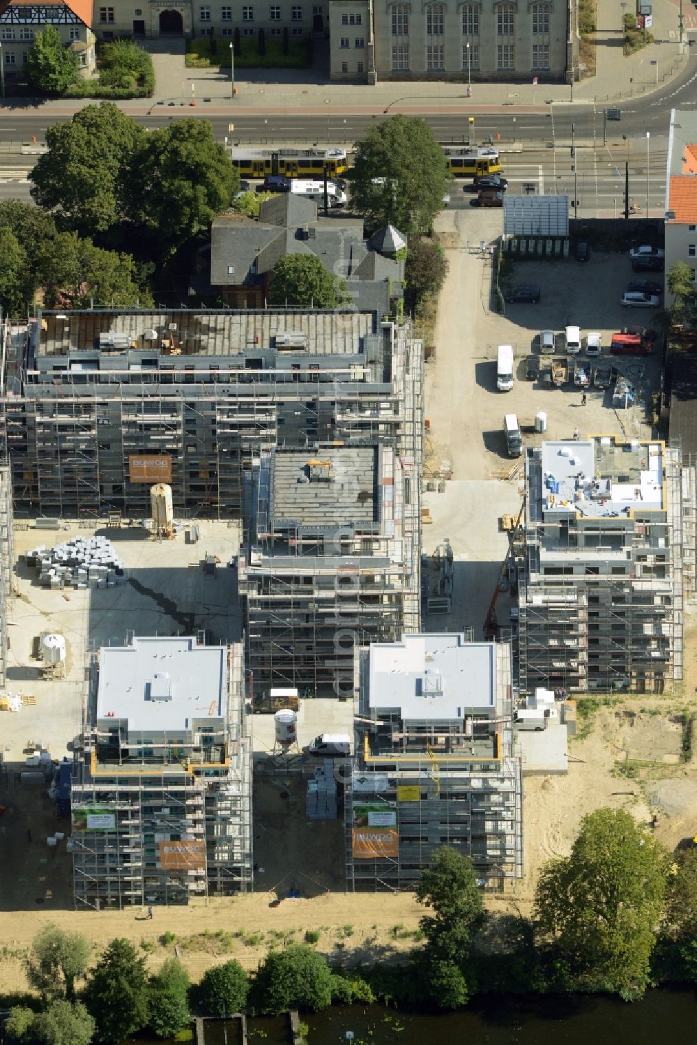 Aerial image Berlin - Construction site for new residential construction of RESIDENTIAL QUARTER UFERKRONE at the riverside at Linden Street in Berlin Koepenick