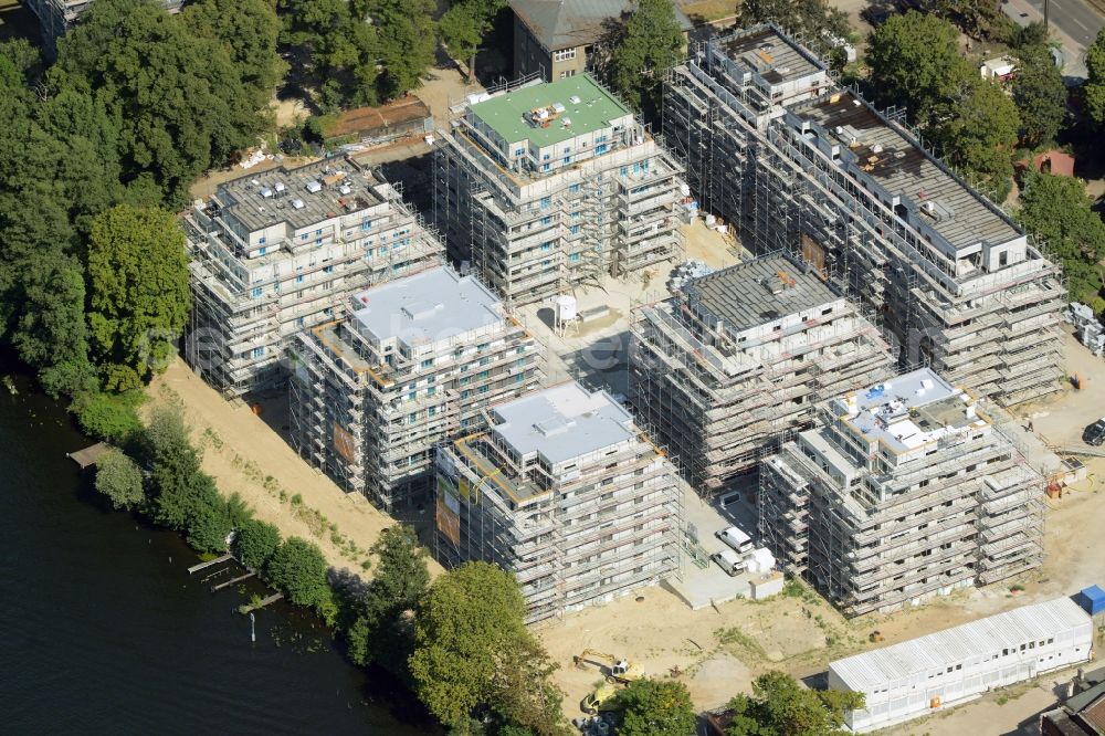 Aerial photograph Berlin - Construction site for new residential construction of RESIDENTIAL QUARTER UFERKRONE at the riverside at Linden Street in Berlin Koepenick