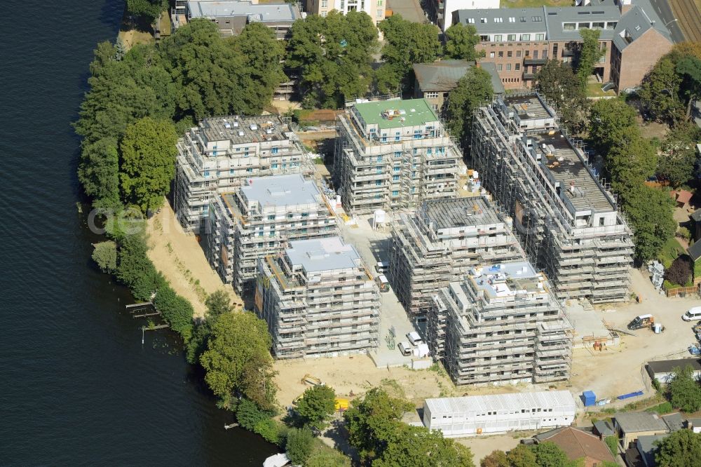 Berlin from above - Construction site for new residential construction of RESIDENTIAL QUARTER UFERKRONE at the riverside at Linden Street in Berlin Koepenick