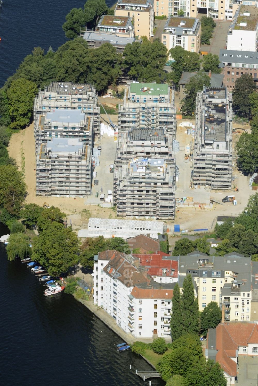 Berlin from the bird's eye view: Construction site for new residential construction of RESIDENTIAL QUARTER UFERKRONE at the riverside at Linden Street in Berlin Koepenick