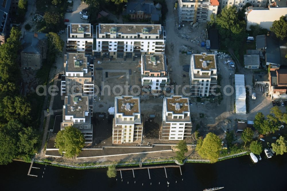 Berlin from the bird's eye view: Construction site for new residential construction of RESIDENTIAL QUARTER UFERKRONE at the riverside at Linden Street in Berlin Koepenick