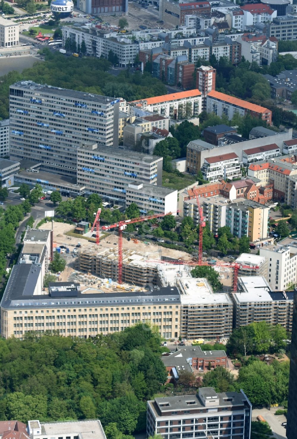 Aerial photograph Berlin - Construction site for the new residential neighborhood a??Metronoma?? in roads triangle Hallesche Strasse, Moeckernstrasse, Stresemannstrasse in the district Kreuzberg in Berlin, Germany Real estate project coordination: Kondor Wessels Holding GmbH