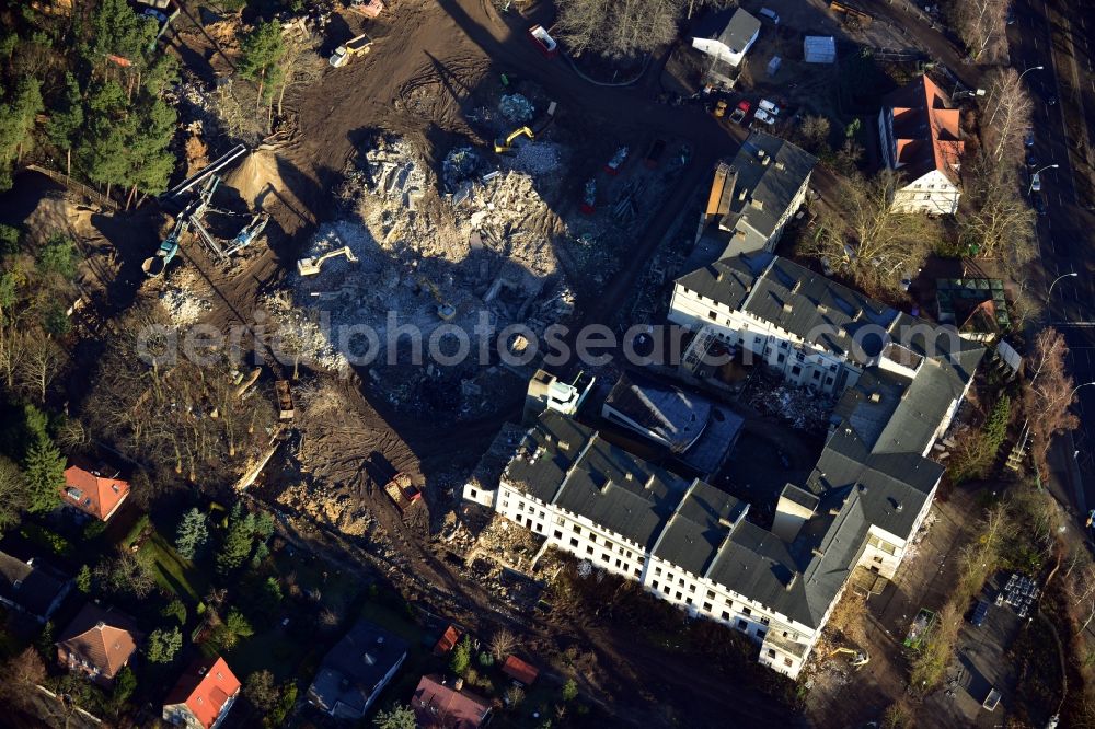 Aerial photograph Berlin OT Dahlem - Construction site for a residential area in Clayallee in the district of Steglitz-Zehlendorf in Berlin. The project is located on site of the former orthopedics clinic and home. The project is run by OHA Projektentwicklungsgesellschaft