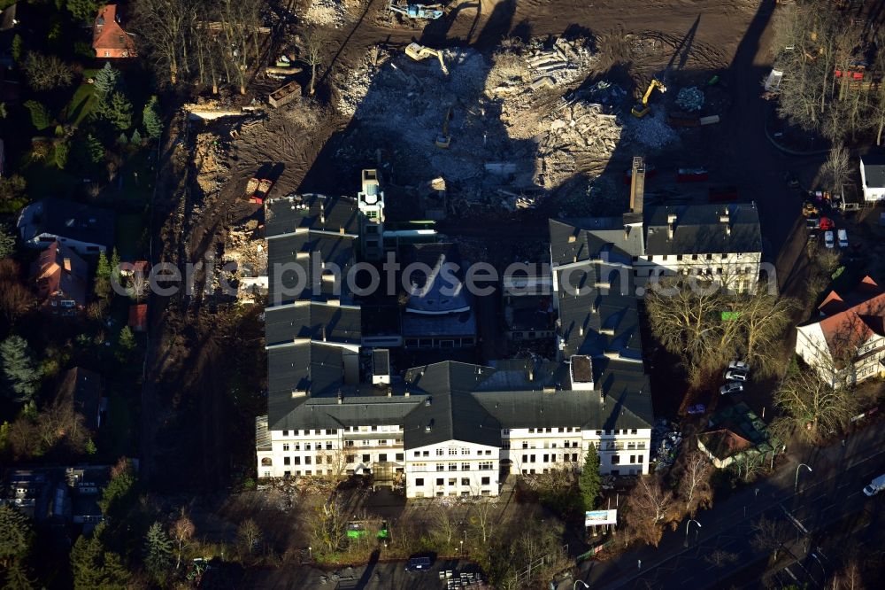 Aerial photograph Berlin OT Dahlem - Construction site for a residential area in Clayallee in the district of Steglitz-Zehlendorf in Berlin. The project is located on site of the former orthopedics clinic and home. The project is run by OHA Projektentwicklungsgesellschaft