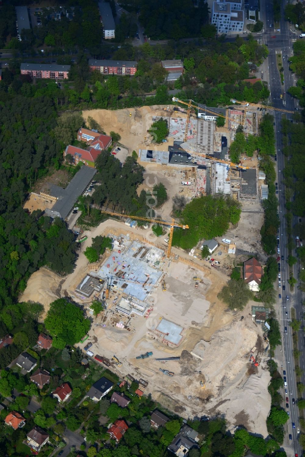 Aerial image Berlin OT Dahlem - Construction site for a residential area in Clayallee in the district of Steglitz-Zehlendorf in Berlin. The project is located on site of the former orthopedics clinic and home. The project is run by OHA Projektentwicklungsgesellschaft