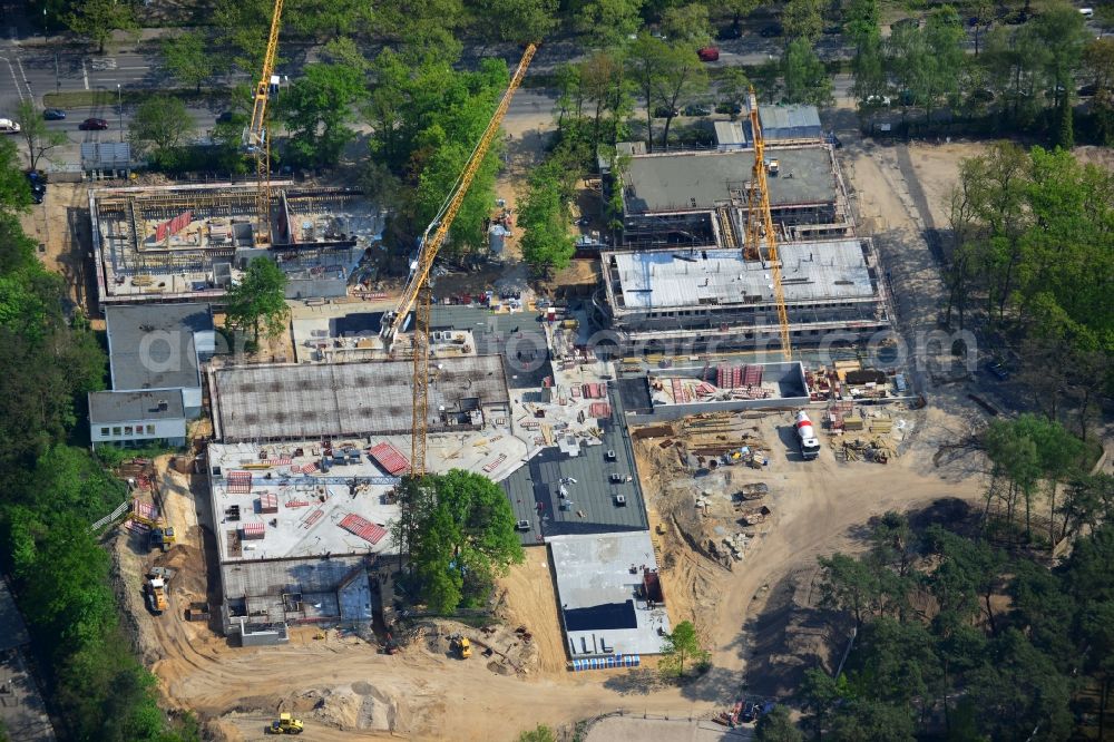 Aerial photograph Berlin OT Dahlem - Construction site for a residential area in Clayallee in the district of Steglitz-Zehlendorf in Berlin. The project is located on site of the former orthopedics clinic and home. The project is run by OHA Projektentwicklungsgesellschaft