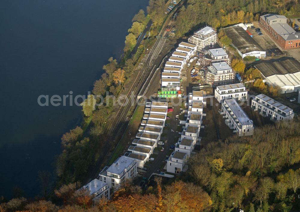 Aerial photograph Essen - View of the construction site for new build residential settlement SeeBogen at Hardenbergufer in the Kupferdreh district of Essen in the state North Rhine-Westphalia. Nesseler HOPF IEG Kupferdreh GmbH is developing a modern living quarter with townhouses at Prinz Friedrich Strasse on the banks of the lake Baldeneysee