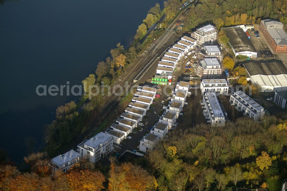 Essen from above - View of the construction site for new build residential settlement SeeBogen at Hardenbergufer in the Kupferdreh district of Essen in the state North Rhine-Westphalia. Nesseler HOPF IEG Kupferdreh GmbH is developing a modern living quarter with townhouses at Prinz Friedrich Strasse on the banks of the lake Baldeneysee