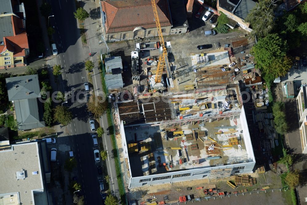 Aerial photograph Potsdam - Construction site for the new building of a sports hall and facilities in Kurfuerstenstrasse in Potsdam in the state of Brandenburg. The project is being developed by Baurconsult and borders a historic building and sports ground