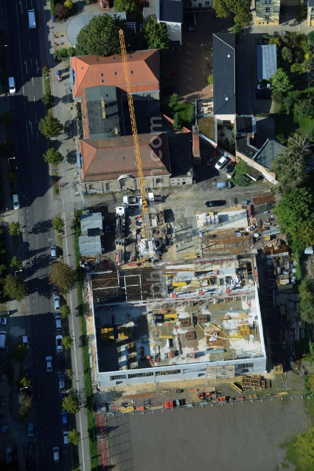 Potsdam from above - Construction site for the new building of a sports hall and facilities in Kurfuerstenstrasse in Potsdam in the state of Brandenburg. The project is being developed by Baurconsult and borders a historic building and sports ground