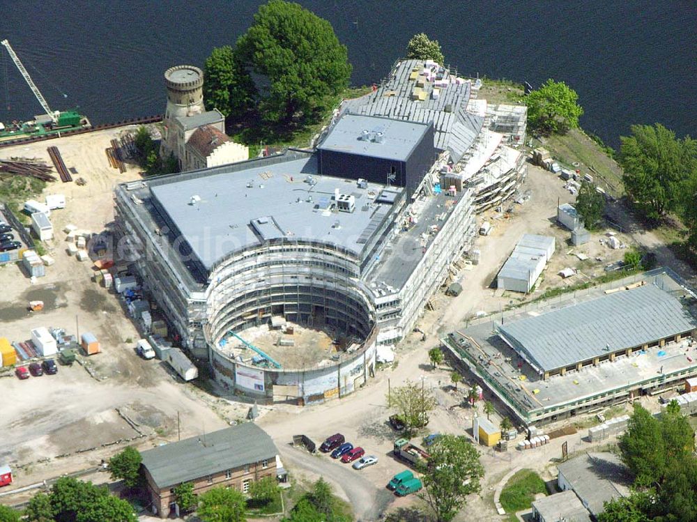 Aerial image Potsdam / BRB - Blick auf den alten Gasspeicher mit der Baustelle zum neuen Hans Otto Theater in Potsdam am Gelände an der Humboldtbrücke.