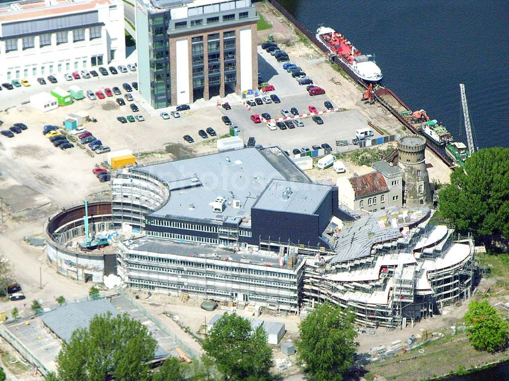 Aerial image Potsdam / BRB - Blick auf den alten Gasspeicher mit der Baustelle zum neuen Hans Otto Theater in Potsdam am Gelände an der Humboldtbrücke.