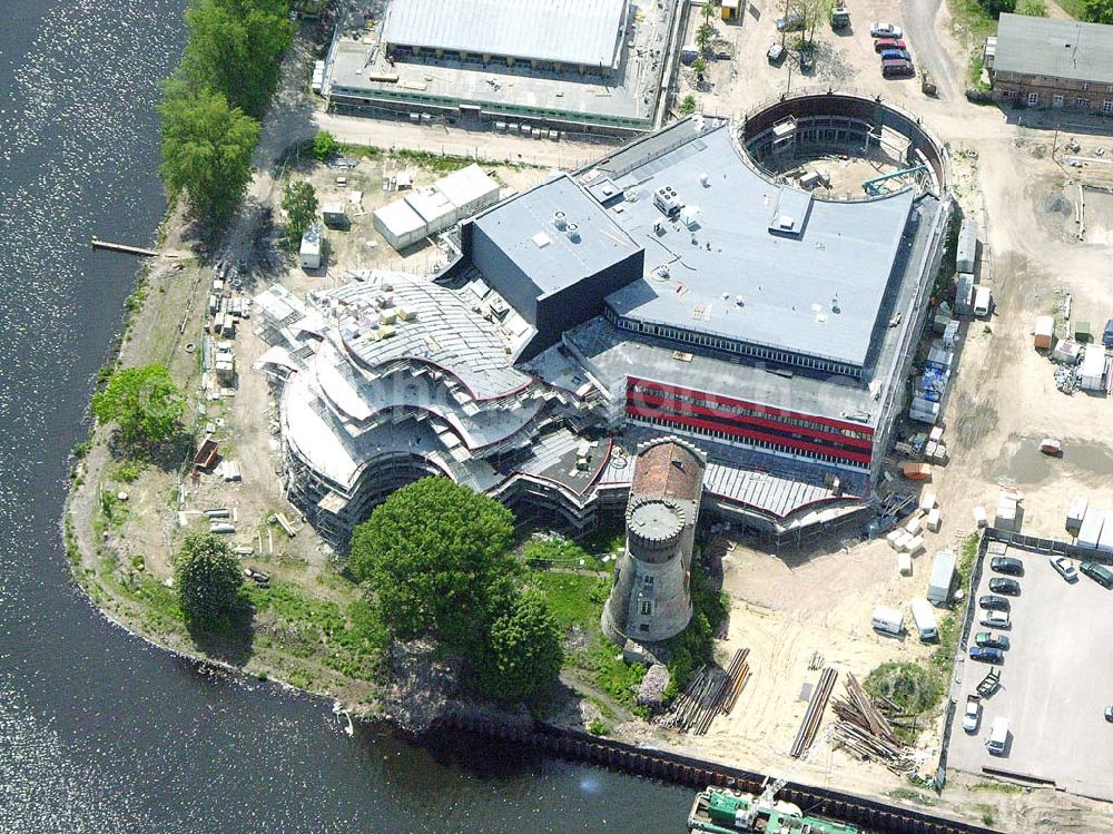 Aerial image Potsdam / BRB - Blick auf den alten Gasspeicher mit der Baustelle zum neuen Hans Otto Theater in Potsdam am Gelände an der Humboldtbrücke.