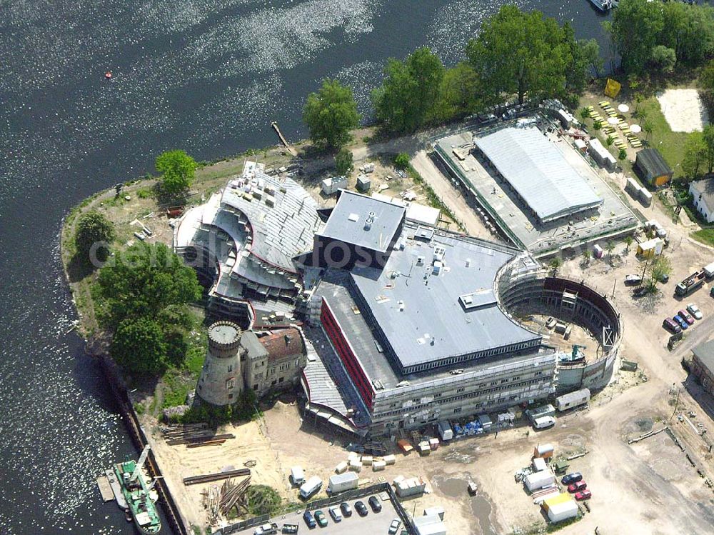 Potsdam / BRB from above - Blick auf den alten Gasspeicher mit der Baustelle zum neuen Hans Otto Theater in Potsdam am Gelände an der Humboldtbrücke.