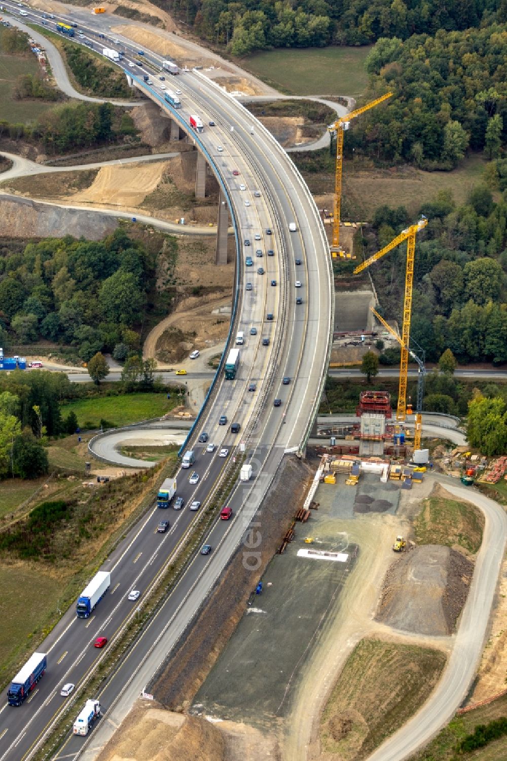 Rinsdorf from the bird's eye view: Construction site for the rehabilitation and repair of the motorway bridge construction Talbruecke Rinsdorf in Rinsdorf in the state North Rhine-Westphalia, Germany