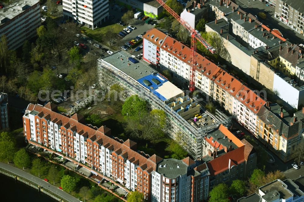 Berlin from the bird's eye view: Construction for the reconstruction and expansion of the old building on Diedenhofener Strasse - Strassburger Strasse - Sedanstrasse in the district Spandau in Berlin, Germany