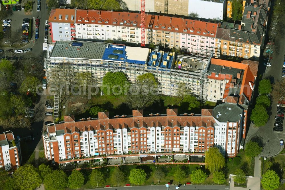 Aerial photograph Berlin - Construction for the reconstruction and expansion of the old building on Diedenhofener Strasse - Strassburger Strasse - Sedanstrasse in the district Spandau in Berlin, Germany