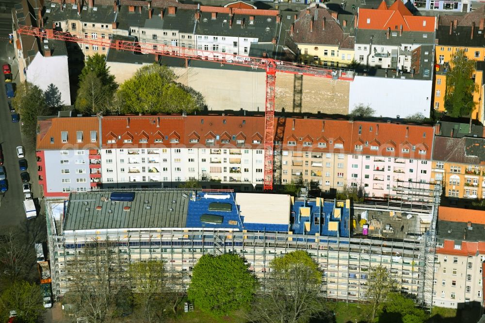 Berlin from the bird's eye view: Construction for the reconstruction and expansion of the old building on Diedenhofener Strasse - Strassburger Strasse - Sedanstrasse in the district Spandau in Berlin, Germany