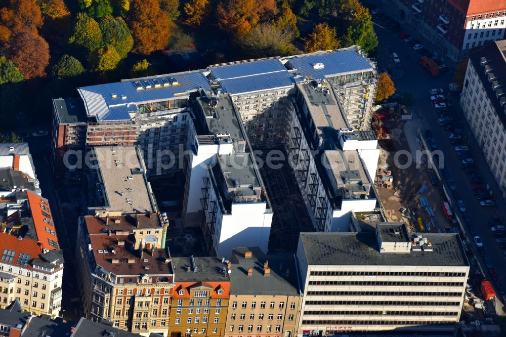 Berlin from above - Construction for the reconstruction and expansion of the old buildings listed building Metropol Park in Areal Am Koellnischen Park - Wassergasse - Schulze-Delitzsch-Platz in the district Mitte in Berlin, Germany