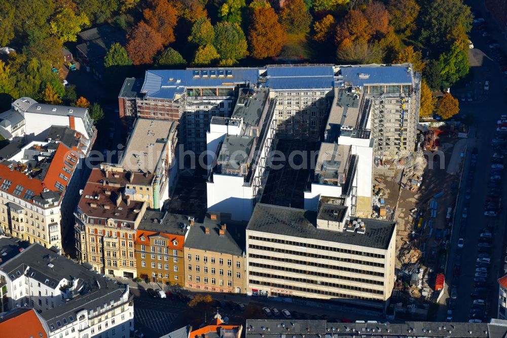 Berlin from the bird's eye view: Construction for the reconstruction and expansion of the old buildings listed building Metropol Park in Areal Am Koellnischen Park - Wassergasse - Schulze-Delitzsch-Platz in the district Mitte in Berlin, Germany