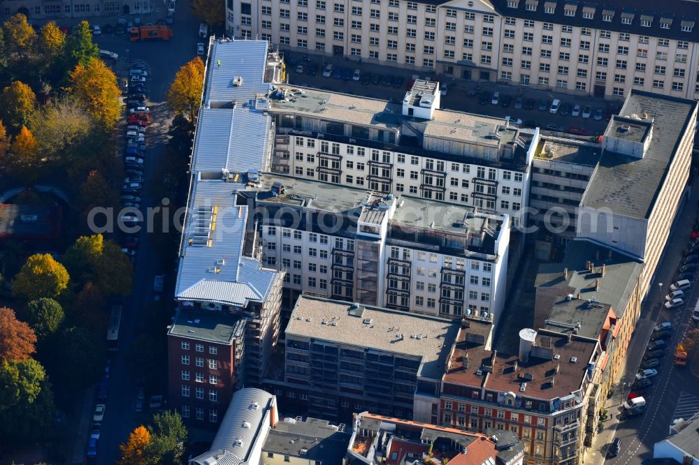 Berlin from the bird's eye view: Construction for the reconstruction and expansion of the old buildings listed building Metropol Park in Areal Am Koellnischen Park - Wassergasse - Schulze-Delitzsch-Platz in the district Mitte in Berlin, Germany