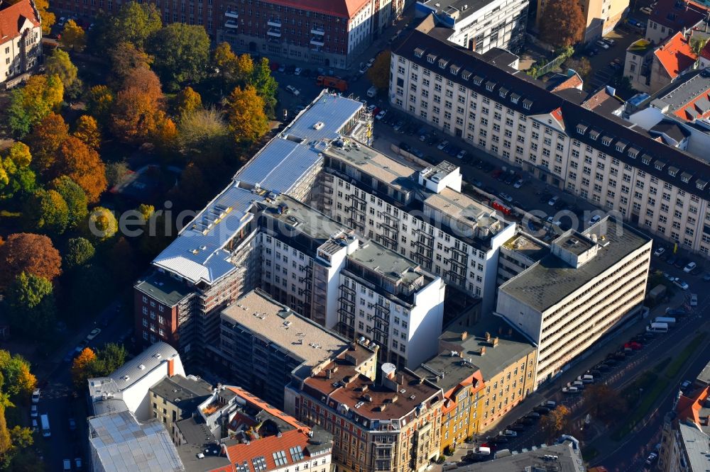 Aerial image Berlin - Construction for the reconstruction and expansion of the old buildings listed building Metropol Park in Areal Am Koellnischen Park - Wassergasse - Schulze-Delitzsch-Platz in the district Mitte in Berlin, Germany