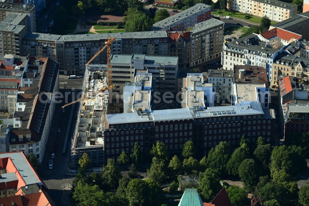 Berlin from the bird's eye view: Construction for the reconstruction and expansion of the old buildings listed building Metropol Park in Areal Am Koellnischen Park - Wassergasse - Schulze-Delitzsch-Platz in the district Mitte in Berlin, Germany